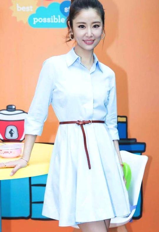 林心如穿衬衫裙亮相，扎马尾辫年轻了15岁，霍建华在偷笑