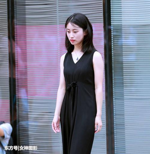 街拍美女：妙龄女郎的时尚秀，个个优雅迷人！