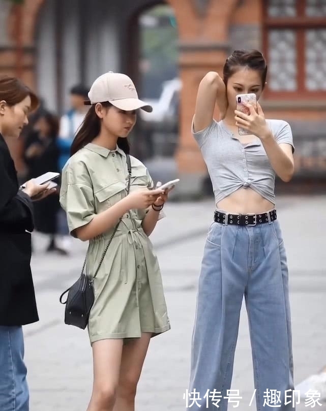 着不一样:大长腿女孩总是很任性,裤子比矮个子闺蜜长3倍,意外腿一样长!