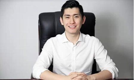 母亲曾是洗碗工，28岁的他却娶地产大亨的女儿，今管着200亿资产