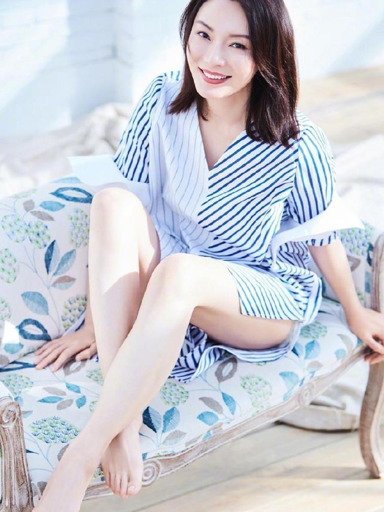 41岁陈数逆生长, 同框白宇像兄妹, 穿花裙撞上热巴也不输!