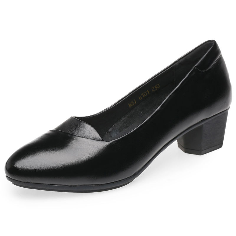 高跟鞋过时了，秋天来一双这样的平底鞋，妈妈出街跳舞舒适不累脚