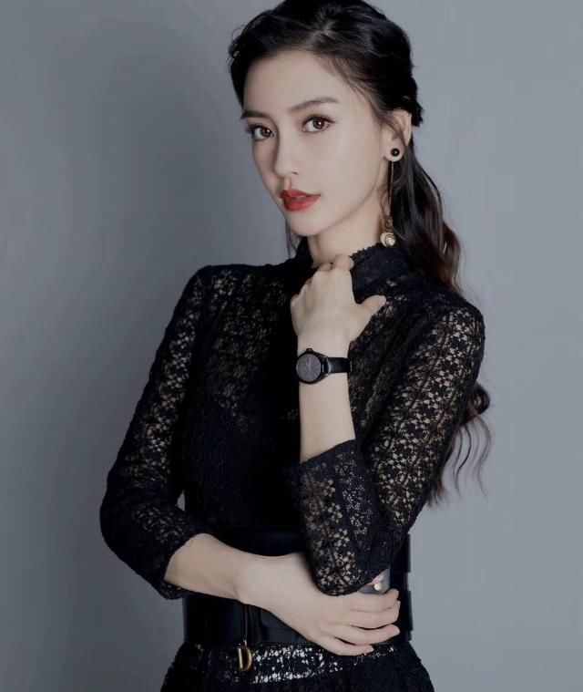 『连衣裙』baby颜值高就是任性,一袭黑色连衣裙优雅性感,女神范十足