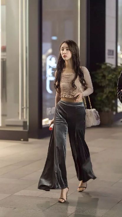 街拍：夏夜独自漫步优雅气质小姐姐，性感女神范儿十足！