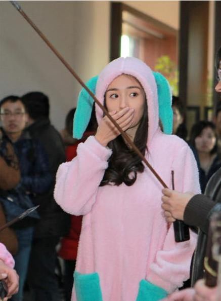 女星穿睡衣出门：杨幂可爱，范冰冰素颜，而她却像一个“老大妈”