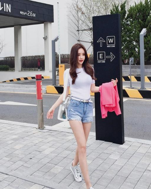 聚光灯下:美女穿着火热性感的热裤,靓丽的让人移不开眼!