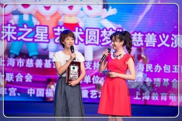 马伊琍不过烫了撮小卷毛，就从辣妈变少女，网友:太俏皮了!