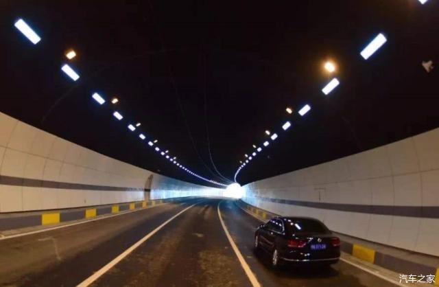  「高速」晚上在高速公路开车能开近光灯吗？老司机：看完你就明