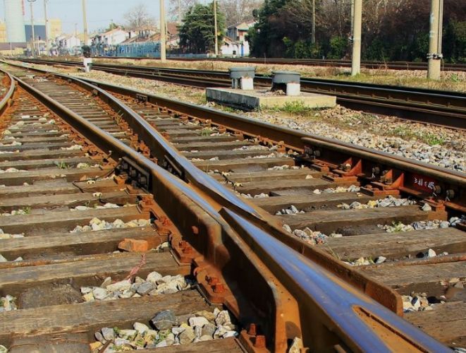  不锈钢■火车铁轨常常锈迹斑斑，那为什么还采用钢铁，而不用不