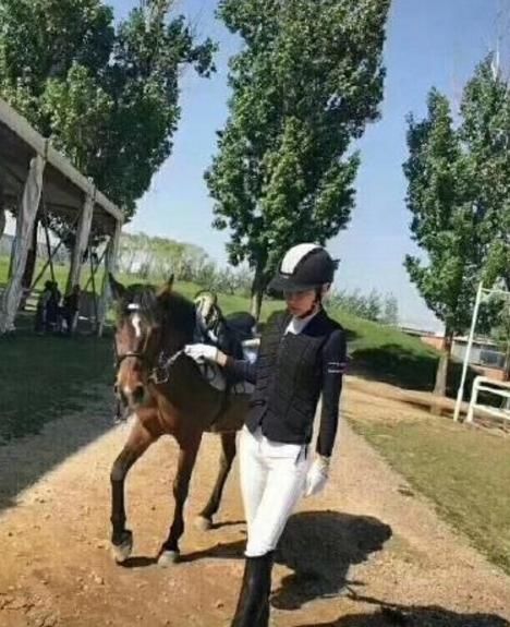 “疫苗事件”炸锅，事主儿媳却是火了，花式炫富让人头晕目眩