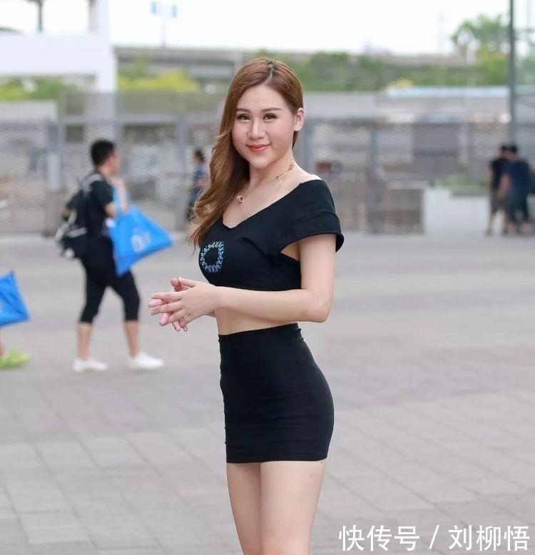  [精致]街拍牛仔短裤搭配黑色吊带背心，精致装扮为气质加分