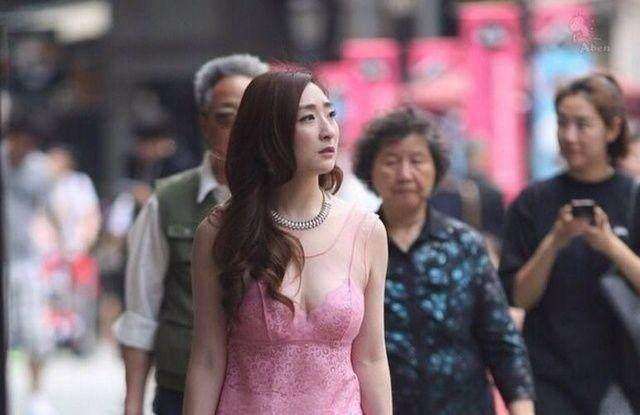 路人街拍，时尚辣妈的紧身裤，穿出减龄效果