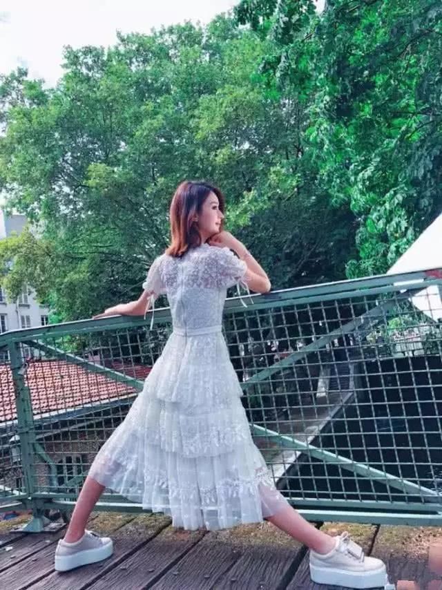 赵丽颖现身活动了，穿粉色裙子特别甜美，苗条身材谣言不攻自破