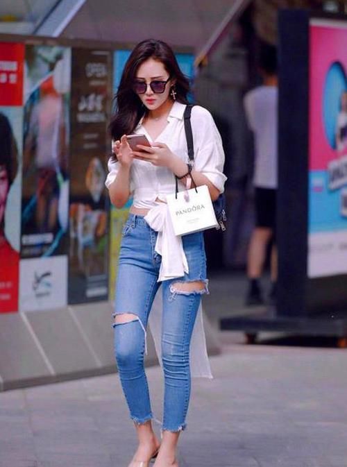  『粉色』街拍：面带笑容的美女，一条粉色连衣裙，时尚气质好身材