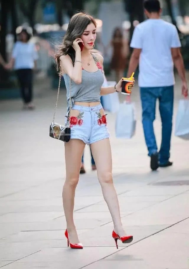 网红混血小姐姐穿出曼妙性感好身材，这双纤纤玉腿就得让小姐姐大