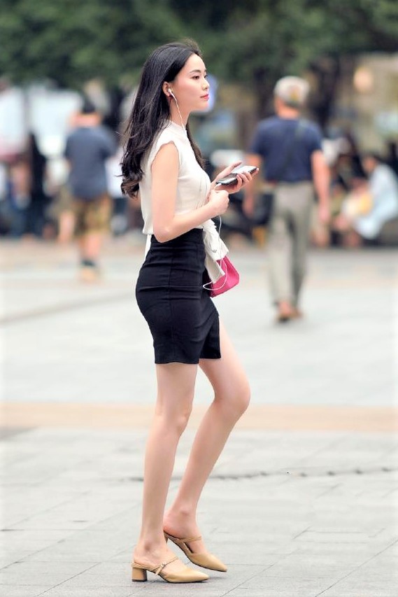 街拍美女：图1热裤，图3职业套装，图5黑色长裙，哪个美？