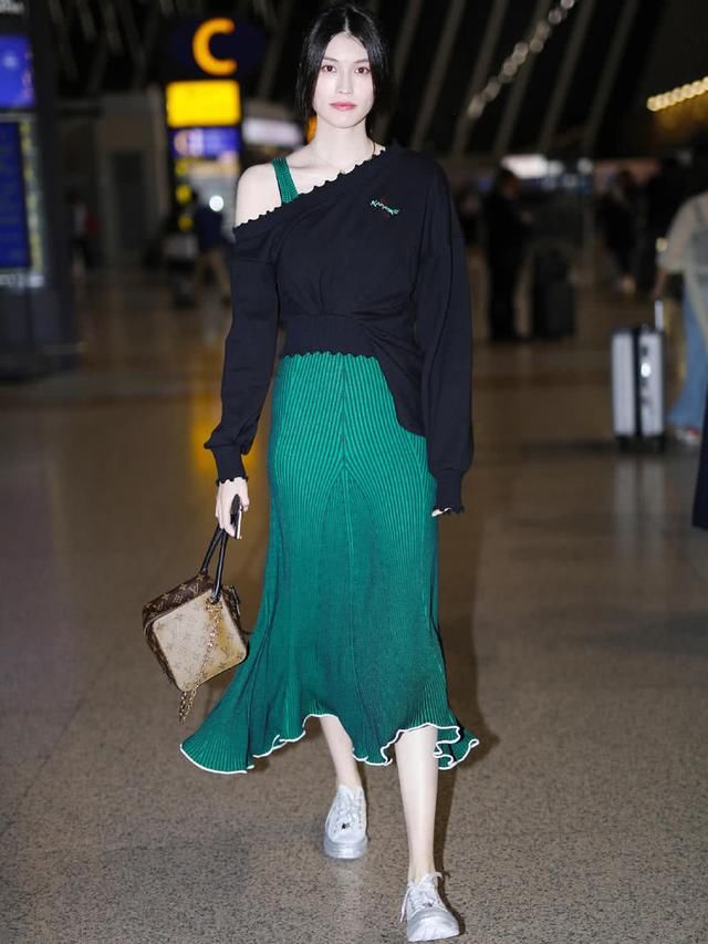 雪莉晒绿裙美照，不料撞上超模何穗，一个白到发光一个嫩得出水