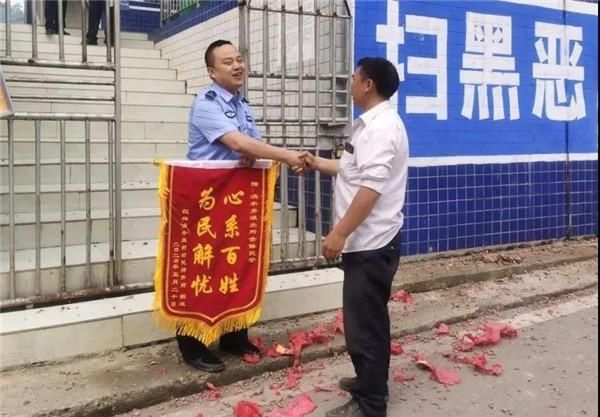 吓一跳|吓一跳!男子ATM机上正存钱,接个电话走了……