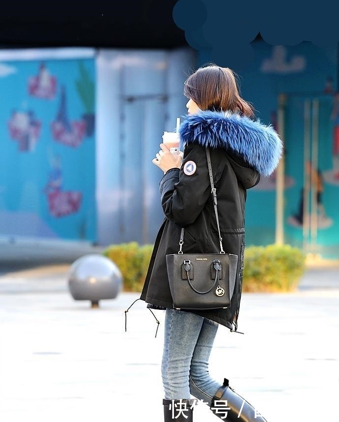  【凸显】街拍：穿真皮高筒靴的美女，更加凸显好衣品