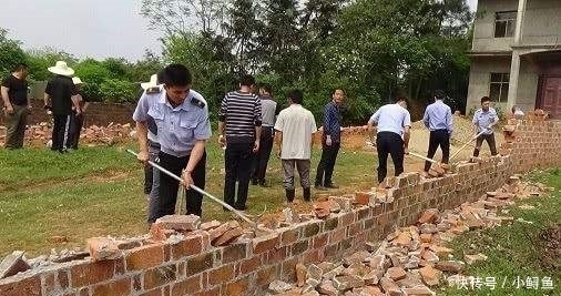  #盖房#红砖已被禁用，专家：为啥有的农民宁愿被罚，也要用红砖