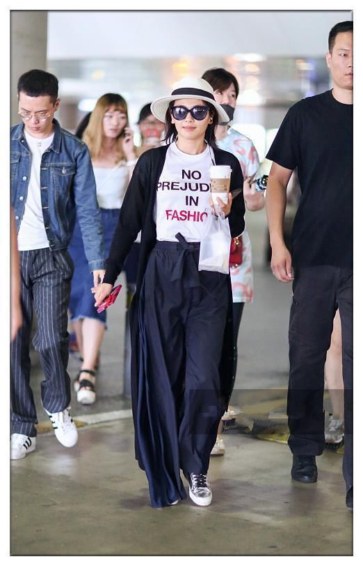 看了刘涛的机场照，再看看王艳，才知道真豪门和假豪门差距有多大