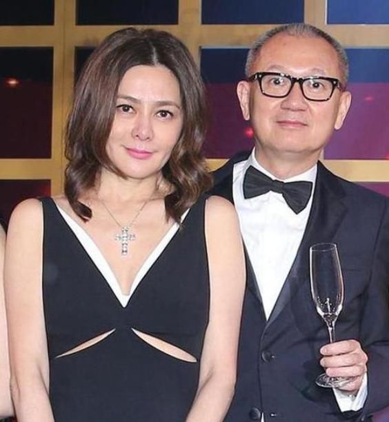  『臃肿』58岁关之琳近照曝光，身材臃肿腰部似水桶，不谈恋爱专心搞投资？