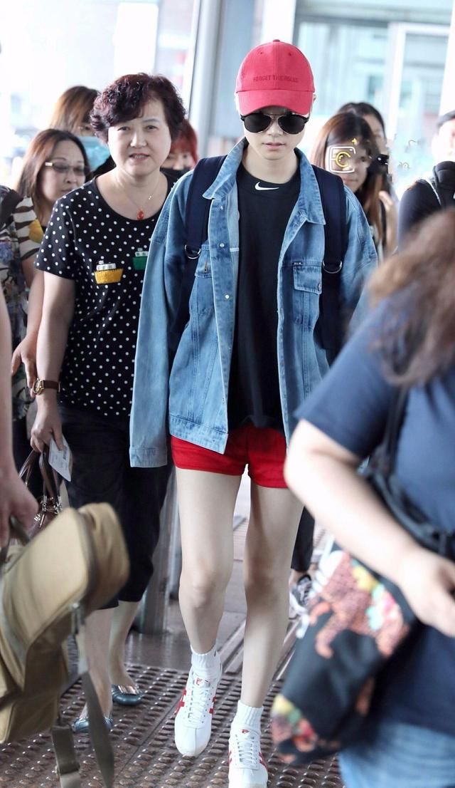 李宇春也开始玩“下衣失踪”秀大腿，网友：终于有点女人味了！