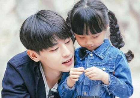 迪丽热巴和邓伦出甜蜜花海照,两人看起来好般