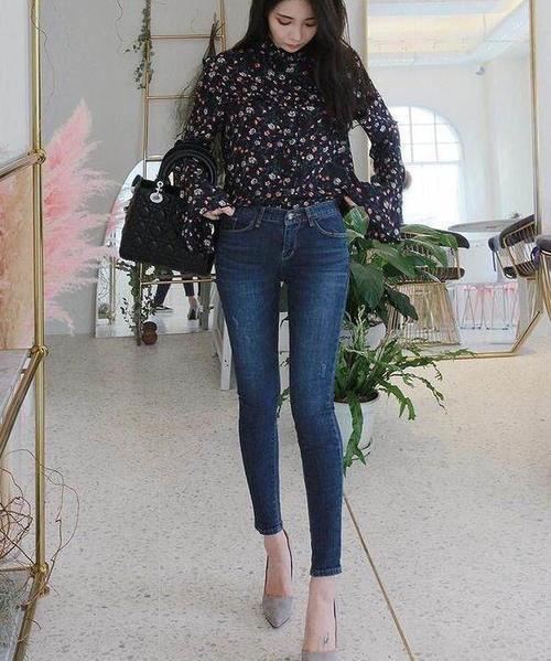 牛仔裤随意搭配就可以让你舒适又时尚，展现出青春活力的气息！