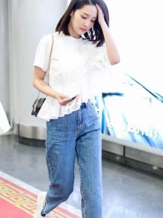 李沁高跟鞋前面剪开，后面剪断当拖鞋穿，意外显得双腿更长了！