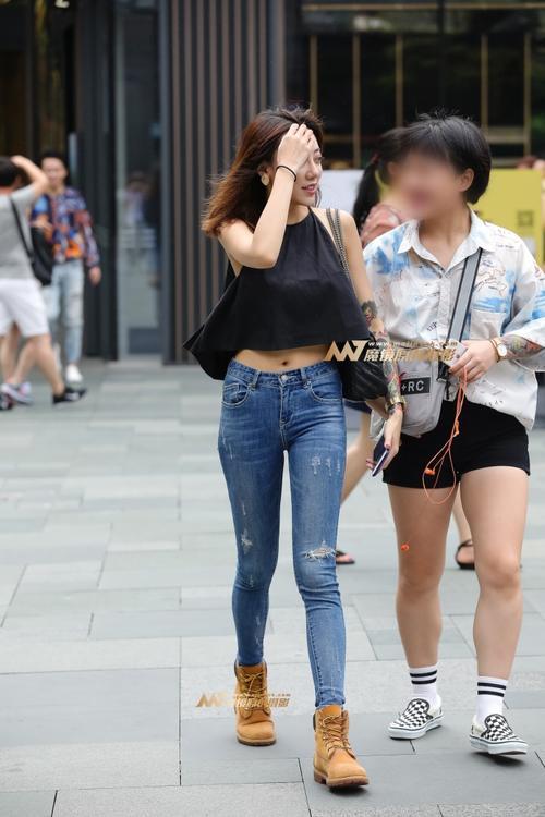 路人街拍，小姐姐的吊带上衣有点宽松，挡不住的好身材