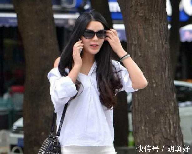 修身穿搭最有型,紧身牛仔短裤成熟大胆,吊带抹胸尽显玲珑身材