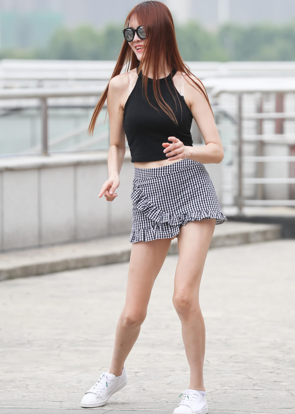 知性小姐姐紧身超短裙尽显丰韵体态,走路的样子都是熟女范儿