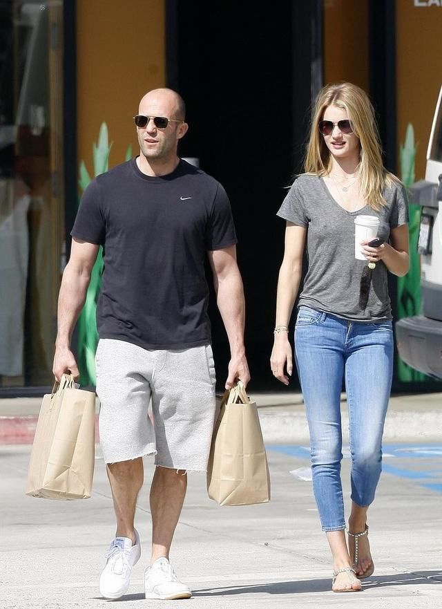 斯坦森超模妻子逛街，裤脚要踩到鞋底了，网友：逼死强迫症