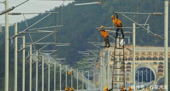 真牛@高铁行驶时，前方突然出现大石怎么办看完赞叹中国高铁技术