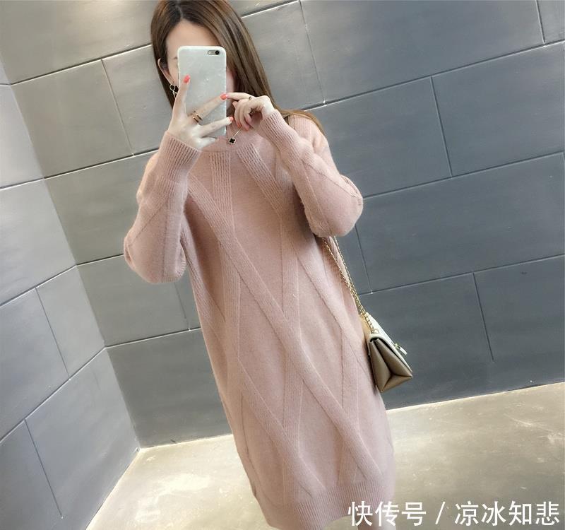 『衣裙』逛街这样穿：毛衣裙 羽绒服！洋气保暖不显臃肿，迷倒一片