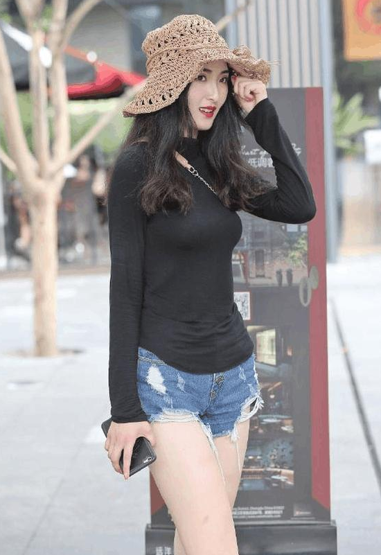 路人街拍：超短牛仔裤，不再吝啬你的美