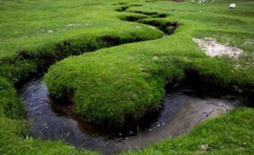 中国最窄的河流:仅20厘米深,最窄的地方只有4厘米宽。