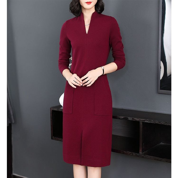 天呐,60后小姨真敢穿!“酒红”妈妈装+裸鞋,洋气减龄二十岁