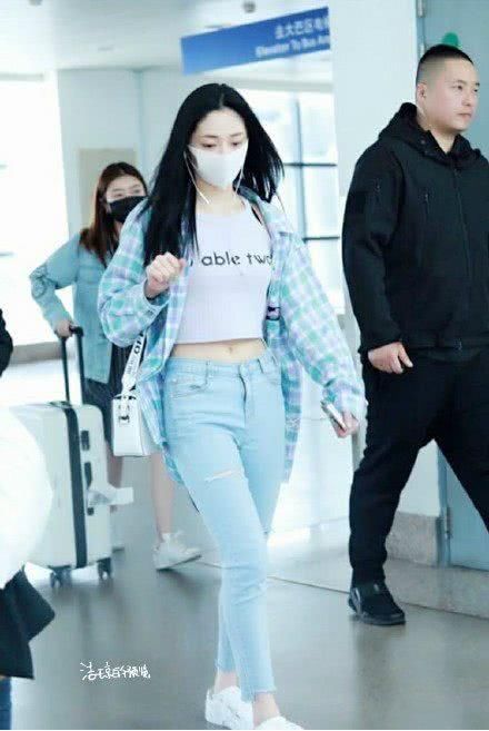 31岁宋茜和19岁周洁琼同穿露脐装，网友:真嫩和装嫩的差距!