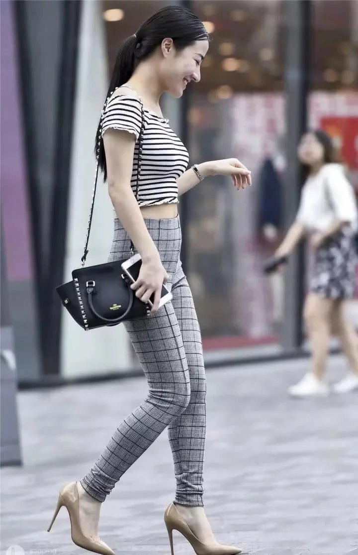 街拍：身材娇美的紧身裤小姐姐，一举一动温柔可人性感靓丽的大美