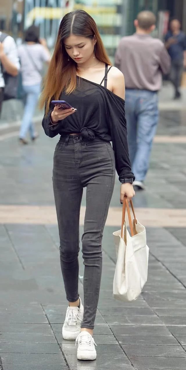 街拍：气质女神修身短袖搭配紧身牛仔裤，时尚的穿衣搭配秀出时尚
