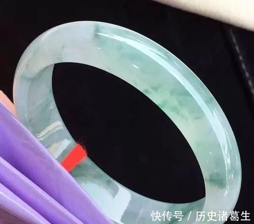 『气质』30上下的女人想要有气质,戴什么翡翠好?一定要选它!