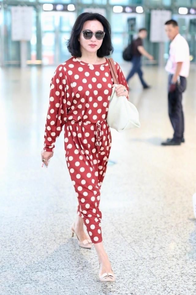 50岁金星与39岁周韵同穿波点裙,一个风韵十足,一个一言难尽