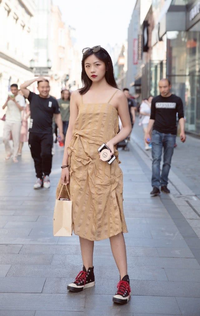 「优美」街拍:时尚姐妹花,简洁时髦的裙子,展现优美婀娜身姿