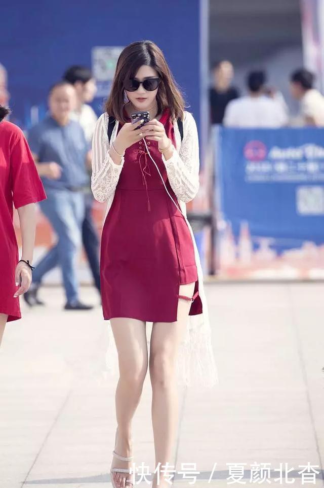 『下半身搭配』美女搭配一双卡其色的尖头高跟鞋,看上去充满着个性,气质又迷人