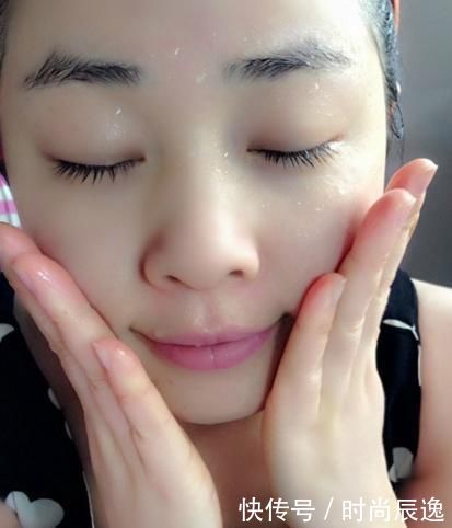 食盐配它，睡前混合擦脸，一月成功摆脱斑点，两月皮肤水嫩水嫩的