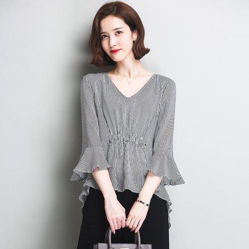 天热了,假如你不想裙子配丝袜,那你试试下面这穿法,好看又气质