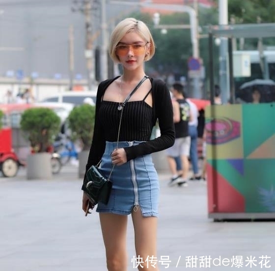 搭配■街拍气质高雅的美女,一件黑色的连衣裙,时尚魅力十足