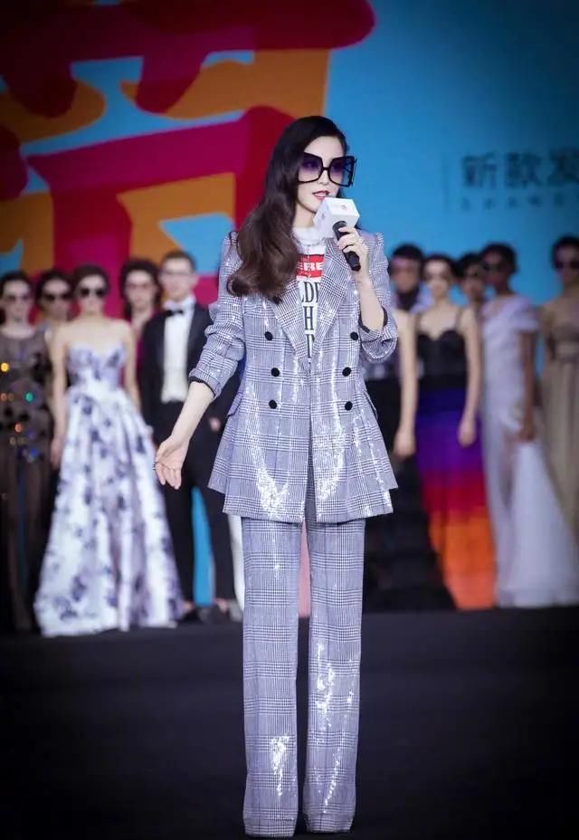  『格子』范爷愈来愈高姿态，穿亮片格子图案西装配线长卷发，超大型太阳眼镜气质A爆